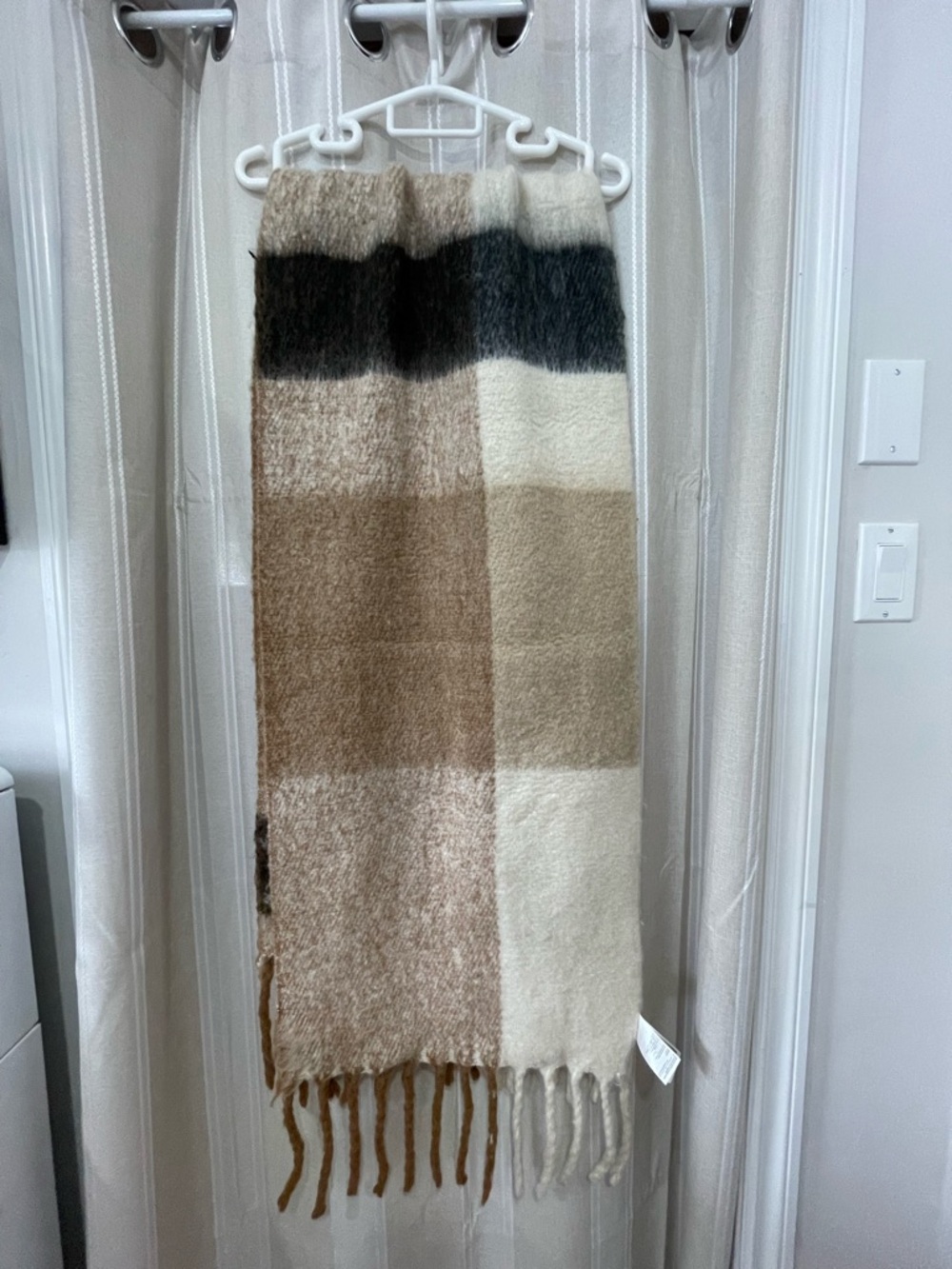 H&M Cream and Tan Soft Fringe Scarf